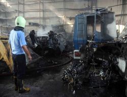 Hurda Araç Deposunda Yangında Biri İş Makinesi 10 Araç Zarar Gördü