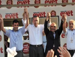 'evet' Diyerek İstifa Eden Başkanlar, Başbakan'ın Mitinginde Ak Parti'ye Geçti