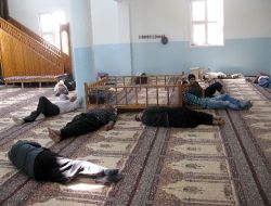 Sıcaktan Bunalan Arabanlılar, Camide Serinliyor!..