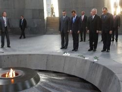Medvedev, Ermenistan'da 'Sözde Soykırım' Anıtına Çelenk Koydu