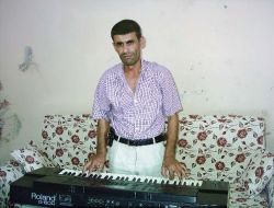 Ağzıyla Hem Çalıyor Hem De Söylüyor