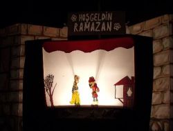Amfi Tiyatro Hacivat-karagöz Gölge Oyunu İçin Doldu