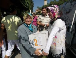 Ak Partili Hanımlar Balıkesir'de 100 Aileye Ramazan Paketi Dağıttı