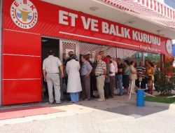 Kuyruklar Uzayıp Et Yetmeyince, Et Balık'ta Kıyma Satışına 30 Liralık Sınır Getirildi