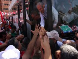 Kılıçdaroğlu Referandum Mitinginde Hükümeti, 'pahalı Mozat'la Eleştirdi