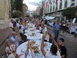 Esenler, 'en Uzun Ve Kalabalık' İftar Sofrasıyla Guinness Yolcusu