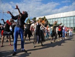 Moskova'da Yüzlerce Kişi Michael Jackson'ı Dans Ederek Andı