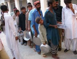 Pakistan'daki Türk Okulu Selzedelere İftar Verdi