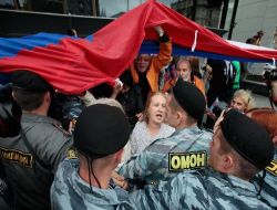 Rusya'da Bayrak Günü'nde Muhalif Lider Göz Altında..