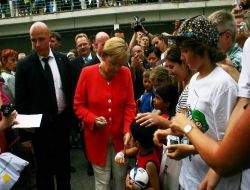 Alman Hükümetinin Açık Kapı Günü Rağbet Gördü: Merkel Özel Misafirlerine İmza Dağıttı!