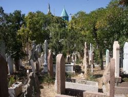 Mevlana Gölgesinde Defnedilmek İçin Yarışıyorlar