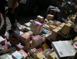 Çeşme İlçesinde 739 Korsan Kitap Ele Geçirildi!