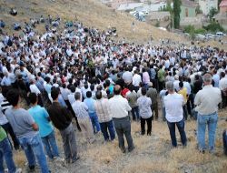 Hakkari'de Öldürülen İmam, Binlerce Kişinin Omuzunda Son Yolculuğuna Uğurlandı!