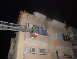 Yangın Sırasında Evden Çıkamayınca Balkona Çıkıp Yardım Bekledi