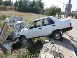 Direksiyon Hakimiyetini Kaybeden Sürücü, Dolmuş Durağını Yerinden Söktü