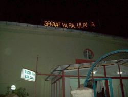 Tek Minareye Mahya Yaptı!