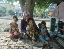 Yardımlaşmanın Doruğa Ulaştığı Ramazanda Bir Kadın Üç Çocuğu İle Sokakta Yaşıyor