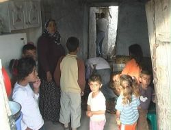 Evleri Yıkılan 6 Kişilik Aile Barakada Yaşıyor