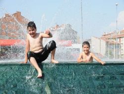 Sıhhiye Meydanı'ndaki Süs Havuzu Çocukların Serinleme Yeri Oldu