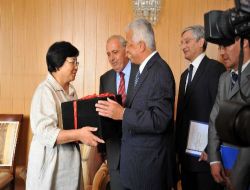 Türk Heyeti 10 Milyon Dolarlık Yardım Çekini Otunbayeva'ya Teslim Etti