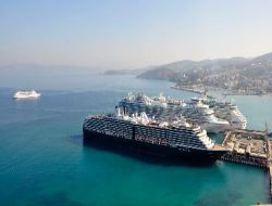Kuşadası'nda Turist Bol Ama İş Yok