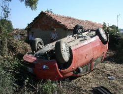 Evin Bahçesine Uçan Otomobildeki 2 Kişi Ağır Yaralandı