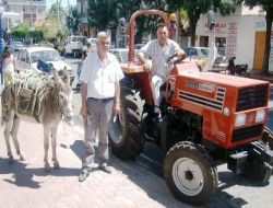 Yeni Traktör Almak İsteyen Çiftçi, Eşeğiyle Takas Etti