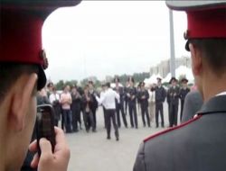 Rus Polis Üniforması İle Kafkas Dansı