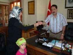 Yeni Evli Çift Nikah Yüzüklerini Pakistanlı Selzedelere Bağışladı