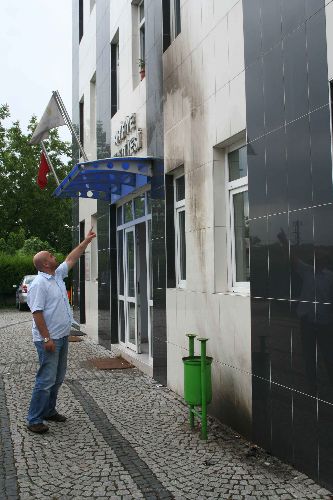 Arifiye Belediyesi'ne molotof kokteylli saldırı.