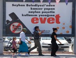 Seçim Kurulu Seyhan'ın Poşet Yasağı Tanıtım Afişlerini Yasakladı