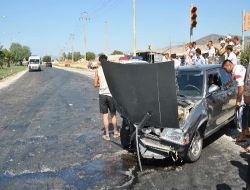 Kanamalı Hasta Taşıyan Ambulansa Otomobil Çarptı: 1 Yaralı!