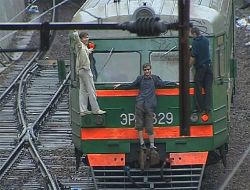 Genç Maceraperestler Tren-sörfü İle Hayatlarını Tehlikeye Atıyor