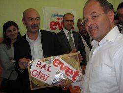 Sağlık Bakan'ı Akdağ'a 'Ballı Evet' Sürprizi