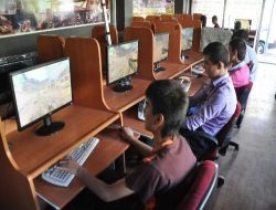 Öğrenciler Tatil Dönemini İnternet Kafelerde Geçiriyor