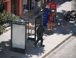 İzmir'de Otobüs Durağındaki Şüpheli Paket Fünyeyle Patlatıldı
