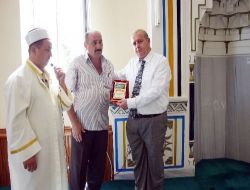 Köye Destek Veren İş Adamına Teşekkür Plaketi