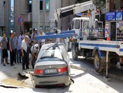 İki Otomobil Çöken Yolda Mahsur Kaldı