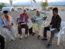 Başbakan Erdoğan Hayranı Karaçadır Aşireti Gırnata Müzisyenleri, Referandumda 'EVET' Diyecek!