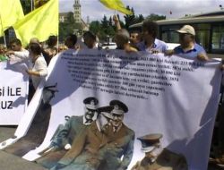 Darbeleri 1. Ordu Komutanlığı Önünde Protesto Ettiler..