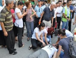 Vatandaşlar Geç Gelen Ambulansa Tepki Gösterdi
