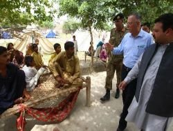 İkt Genel Sekreteri İhsanoğlu Pakistan'da Sel Bölgesini Gezdi!