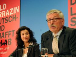 Almanya'nın "müslümanlar Yüzünden Aptallaştığını" İddia Eden Sarrazin Yeni Kitabını Tanıttı