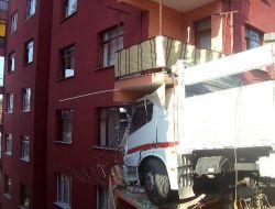 Yokuş Aşağı Park Edilen Kamyon Binaya Girdi; Balkonda Oynayan Çocuk Öldü