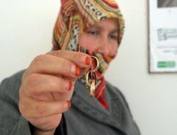Küpelerini ve Alyansını Pakistan'a Bağışladı