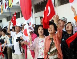 Japonlar Kendi Savaş Gemilerini "Ham Çökelek"le Karşıladı