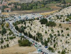 Ankara'da Mezarlıklar Bayrama Hazır