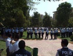 Bdp'liler, 1 Mayıs Dünya Barış Günü'nde Tuğay Komutanlığına Beyaz Tülbent Astı