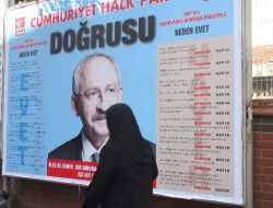 Chp Afişindeki 'müslüman Kadınların Rahibe Gibi Giyinmesi İçin Evet' Yazısı Tepki Çekti