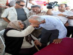 Kılıçdaroğlu, Mersin'de Başbakan Erdoğan İle Tartışan Çiftçinin Ailesini Ziyaret Etti